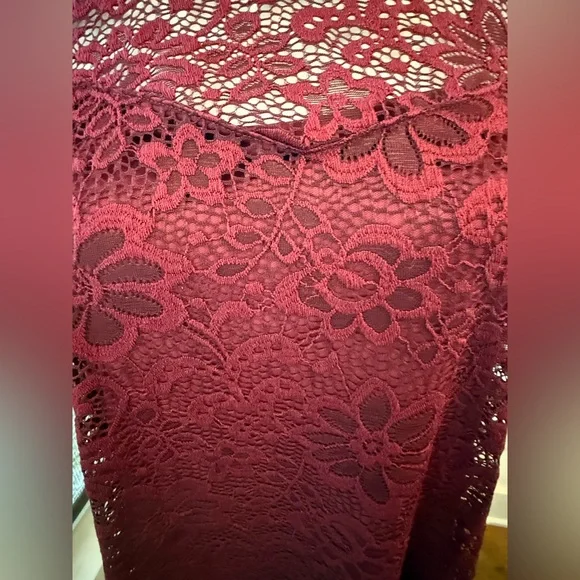 Apt 9. High Neck Lace Sleeveless Top. Merlot. size Medium. - Picture 4 of 7